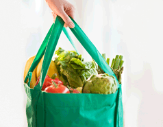 裝著菜的無紡布購物袋