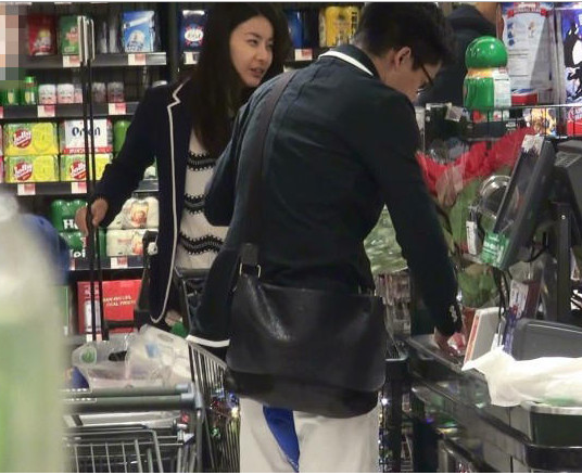 郭晶晶購(gòu)物照