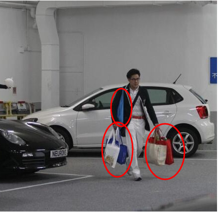 提著滿載商品的無紡布購(gòu)物袋的霍啟剛