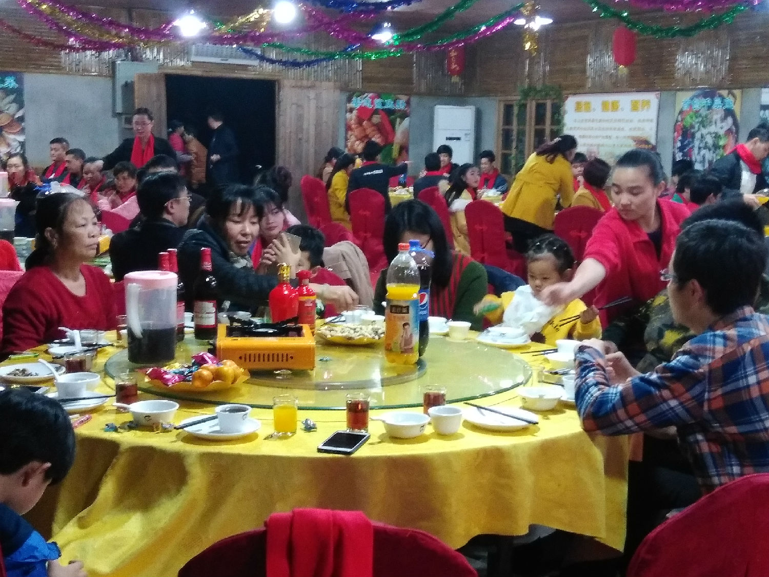 雄緯紡織團(tuán)年宴其樂融融的景象