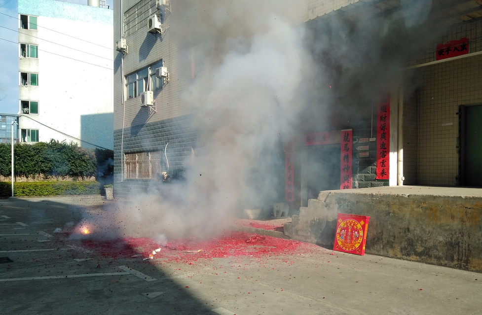 雄緯無紡布環(huán)保袋廠家開年鞭炮 雄緯無紡布環(huán)保袋廠家開年鞭炮