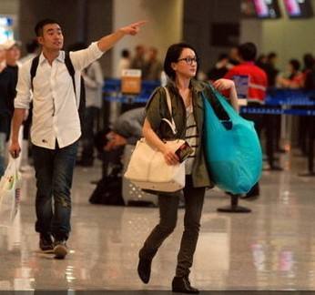 左肩背無紡布袋，右肩帆布袋的周迅就這樣出現(xiàn)的機(jī)場(chǎng)，果然愧是環(huán)保大使